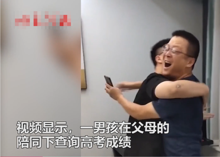 7777788888新版跑狗资料和济南父子一起高考与父子一起参加高考