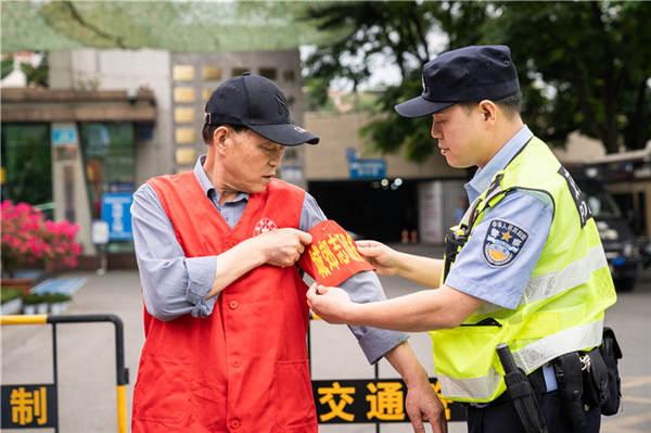 新澳2025最新资料大全18和济南父子一起高考与父子一起参加高考